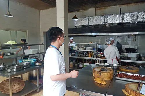 市市场监管局全力保障两会期间餐饮服务食品安全